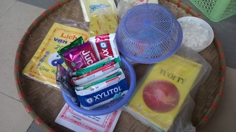 Nhóm Hành động mua thêm kẹo cao su xylitol để cụ bán, bên cạnh mấy cuốn lịch âm dương 